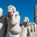 Eine Gruppe von Statuen steht nebeneinander