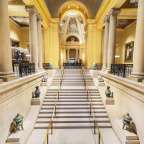 Eine Treppe in einem Gebäude mit griechischen Säulen