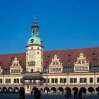 Ein großes Gebäude mit einem Uhrturm darauf