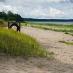 Ein Strand mit einem Reifen in der Mitte des Sandes