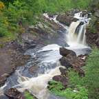 Ein Wasserfall inmitten einer felsigen Landschaft