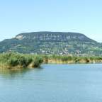 Ein See mit einem Berg im Hintergrund