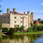 Ein großes mittelalterliches Schloss neben einem Teich