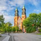 Eine rote Kirche mit zwei Türmen und einem Kreuz auf dem Turm