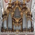 Eine sehr große Orgel in einer Kirche mit einer Statue darauf