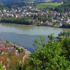 Eine Stadt an einem Fluss mit vielen Häusern