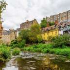Ein Fluss fließt durch eine Stadt mit vielen Gebäuden