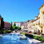 Eine Reihe von Gebäuden mit einem Brunnen im Vordergrund