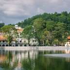 Ein großes weißes Gebäude steht am Ufer eines Sees