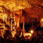 Eine Gruppe von Menschen steht in einer Höhle