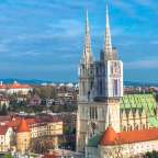 Eine große Kathedrale mit zwei Türmen in einer Stadt