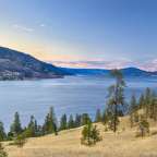Ein großer See umgeben von Bergen und Bäumen