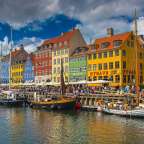 Eine Gruppe von Booten steht vor einem Gebäude mit der Aufschrift nyhavn