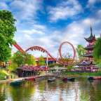 Eine Achterbahn in einem Park mit Booten im Wasser