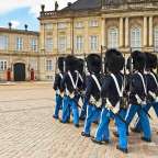Eine Gruppe von Soldaten steht vor einem Gebäude