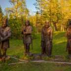 Eine Gruppe von Statuen von Männern in einem Feld