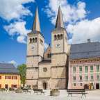 Ein großes Gebäude mit zwei Uhren auf den Türmen