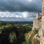 Eine steinmauer mit einem bewölkten himmel im hintergrund