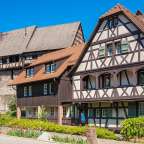 Ein braun-weißes Gebäude mit einem x auf dem Dach