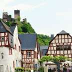 Ein kleines dorf mit einem schloss im hintergrund