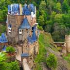 Ein großes mittelalterliches Schloss auf einem Hügel