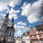 Eine weiße und schwarze Kirche mit zwei Türmen