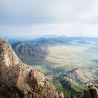 Ein Blick von der Spitze eines Berges auf ein Tal