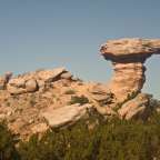 Ein großer Felsen steht auf einem Hügel in der Wüste