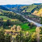 Ein Fluss fließt durch eine grüne Landschaft