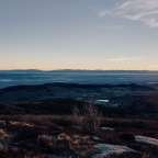 Die Sonne geht hinter den Bergen unter