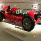 Ein ferrari-Rennwagen steht auf einem weißen Tisch