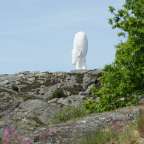 Eine große weiße Statue eines Gesichts auf einem Hügel