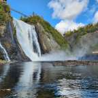 Ein Wasserfall stürzt in einen Fluss