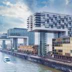 Ein Boot fährt auf einem Fluss in der Nähe eines großen Gebäudes