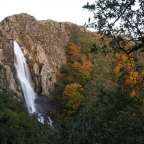 Ein Wasserfall inmitten einer felsigen Landschaft