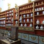 Eine Reihe von blau-weißen Vasen mit der Aufschrift ' l' ancienne pharmacie ' darauf
