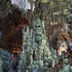 Eine sehr große Höhle mit vielen Felsen und Stalagmiten