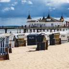 Eine Reihe von Strandkörben mit den Nummern xl29 und p90