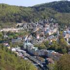 Eine Stadt mit vielen Gebäuden und Bergen im Hintergrund