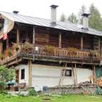 Ein sehr altes Holzhaus mit einem Schild darauf, das sagt " rifugio "