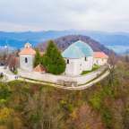 Eine Kirche auf einem Hügel mit Blick auf die Berge