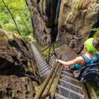Eine Frau mit einem grünen Kopftuch steigt eine Treppe hinunter