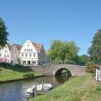 Eine Brücke über einen Fluss in einer Stadt
