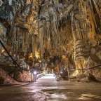 Eine Treppe in einer Höhle mit vielen Felsen