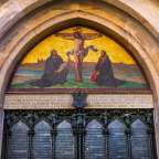 Ein Gemälde an einer Kirche zeigt Jesus am Kreuz
