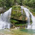 Ein Wasserfall inmitten eines grünen Waldes