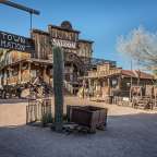 Ein ghost town information schild hängt vor einem saloon