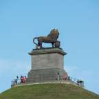 Eine Statue eines Löwen steht auf einem Hügel