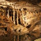 Eine Höhle mit vielen Felsen und Wasser