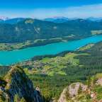 Ein großer See inmitten einer Bergkette